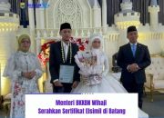 Menteri BKKBN Wihaji Serahkan Sertifikat Elsimil di Batang