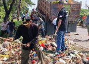Kades Curug Pimpin Langsung Pembersihan Sampah Di Pinggir Jalur Lintas Provinsi Bersama Masyarakat
