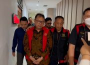 TIM PENYIDIK KEJATI JABAR TAHAN MANTAN SEKDA KOTA BANDUNG Y.I TERKAIT DUGAAN TIPIKOR KEBUN BINATANG