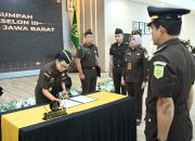 KAJATI JABAR KATARINA ENDANG SARWESTRI LANTIK 12 PEJABAT ESELLON III DI WILAYAH HUKUM KEJATI JABAR