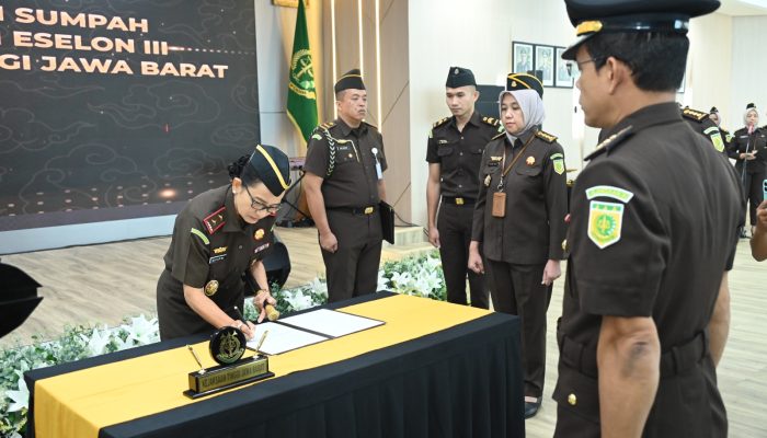 KAJATI JABAR KATARINA ENDANG SARWESTRI LANTIK 12 PEJABAT ESELLON III DI WILAYAH HUKUM KEJATI JABAR