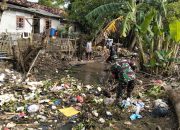 Serka Eko Ratnawanto Pimpin Masyarakat Bersih Bersih di Aliran Sungai Blok Pulo Asem.