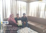 Kepala Sekolah SMK Sehati, Debi Rianti, Akhirnya Serahkan Ijazah Milik Rizal Apriyan Yang Sebelumnya Sempat Ditahan pihak sekolah.