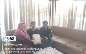 Kepala Sekolah SMK Sehati, Debi Rianti, Akhirnya Serahkan Ijazah Milik Rizal Apriyan Yang Sebelumnya Sempat Ditahan pihak sekolah.