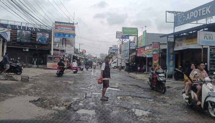 Jalan Raya Kosambi–Telagasari Rusak Parah, Warga Desak Perbaikan Segera