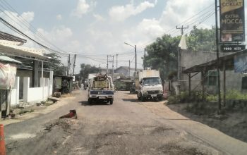 Warga Keluhkan Jalan Kosambi–Telagasari Rusak, Pajak Jalan Dipertanyakan