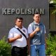 Caption : Ketua Forum Pedagang Pasar Eks Stasiun Rengasdengklok (FP2ESR), H. Aban Subandi (kiri), melaporkan dugaan penyegelan sepihak dan penyebaran narasi provokatif ke Satreskrim Polres Karawang, Kamis (14/5/2026). Laporan tersebut berkaitan dengan konflik yang terjadi di kawasan Pasar Lama Rengasdengklok, Kabupaten Karawang.