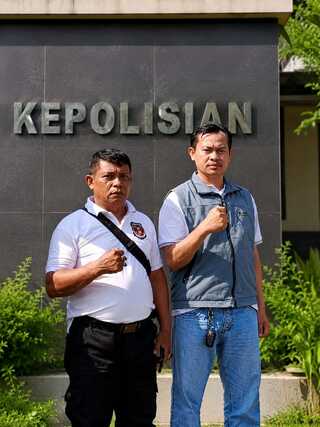 Caption : Ketua Forum Pedagang Pasar Eks Stasiun Rengasdengklok (FP2ESR), H. Aban Subandi (kiri), melaporkan dugaan penyegelan sepihak dan penyebaran narasi provokatif ke Satreskrim Polres Karawang, Kamis (14/5/2026). Laporan tersebut berkaitan dengan konflik yang terjadi di kawasan Pasar Lama Rengasdengklok, Kabupaten Karawang.