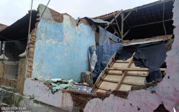 Atap Rumah Warga Ambruk Diterjang Hujan Lebat, Penghuni Mengungsi di Cikampek Selatan