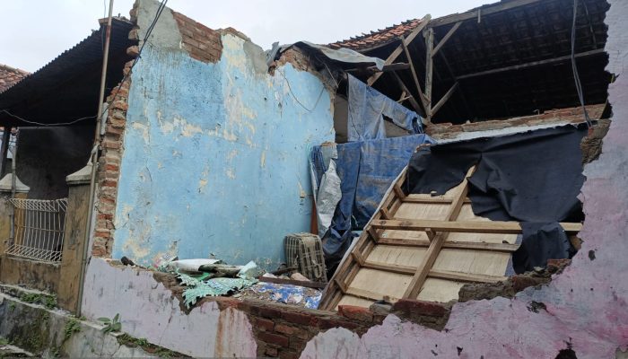 Atap Rumah Warga Ambruk Diterjang Hujan Lebat, Penghuni Mengungsi di Cikampek Selatan