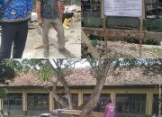 Mandor Bersama Pengawas Dinas PUPR Memberikan Klarifikasi di Lokasi Proyek Pemagaran Kecamatan Purwasari