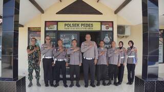 Kapolsek Pedes AKP Moh. Wasis, S.H., M.H., bersama personel Polsek Pedes dan Tim Penilai dari Polres Karawang berfoto bersama di depan Mako Polsek Pedes usai pelaksanaan penilaian lomba kebersihan Mako Polsek dalam rangka menyambut HUT Bhayangkara ke-80 Tahun 2026, Selasa (16/6/2026).