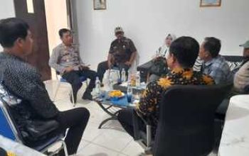 Tingkatkan Keamanan Wilayah, Kapolsek Pedes AKP M. Wasis Sambangi Tokoh Masyarakat Bersama Camat Cilebar