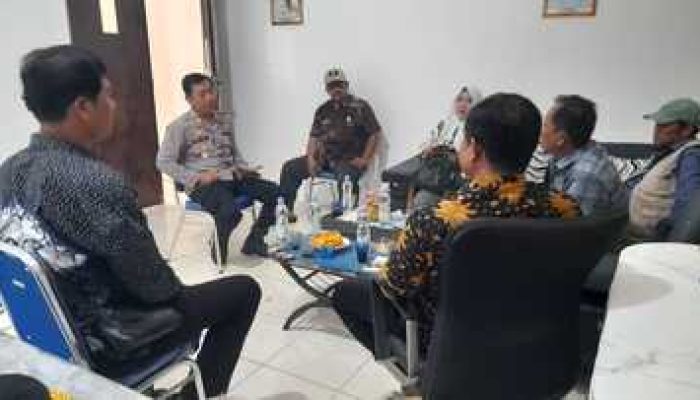Tingkatkan Keamanan Wilayah, Kapolsek Pedes AKP M. Wasis Sambangi Tokoh Masyarakat Bersama Camat Cilebar