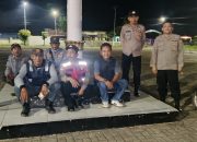 Personel TNI–Polri, Muspika Kecamatan Cilebar, Linmas, dan unsur Pemadam Kebakaran berfoto bersama usai pelaksanaan Apel Sinergitas dan Patroli Gabungan Malam Minggu di halaman Kecamatan Cilebar, Kabupaten Karawang, Sabtu (20/06/2026). Kegiatan tersebut dilakukan sebagai upaya antisipasi tawuran, penyalahgunaan narkoba, serta tindak kriminalitas 3C (Curas, Curat, dan Curanmor) guna menjaga situasi keamanan dan ketertiban masyarakat tetap aman dan kondusif. (Foto: Dok. Polsek Pedes)