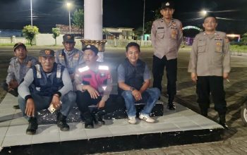 Personel TNI–Polri, Muspika Kecamatan Cilebar, Linmas, dan unsur Pemadam Kebakaran berfoto bersama usai pelaksanaan Apel Sinergitas dan Patroli Gabungan Malam Minggu di halaman Kecamatan Cilebar, Kabupaten Karawang, Sabtu (20/06/2026). Kegiatan tersebut dilakukan sebagai upaya antisipasi tawuran, penyalahgunaan narkoba, serta tindak kriminalitas 3C (Curas, Curat, dan Curanmor) guna menjaga situasi keamanan dan ketertiban masyarakat tetap aman dan kondusif. (Foto: Dok. Polsek Pedes)