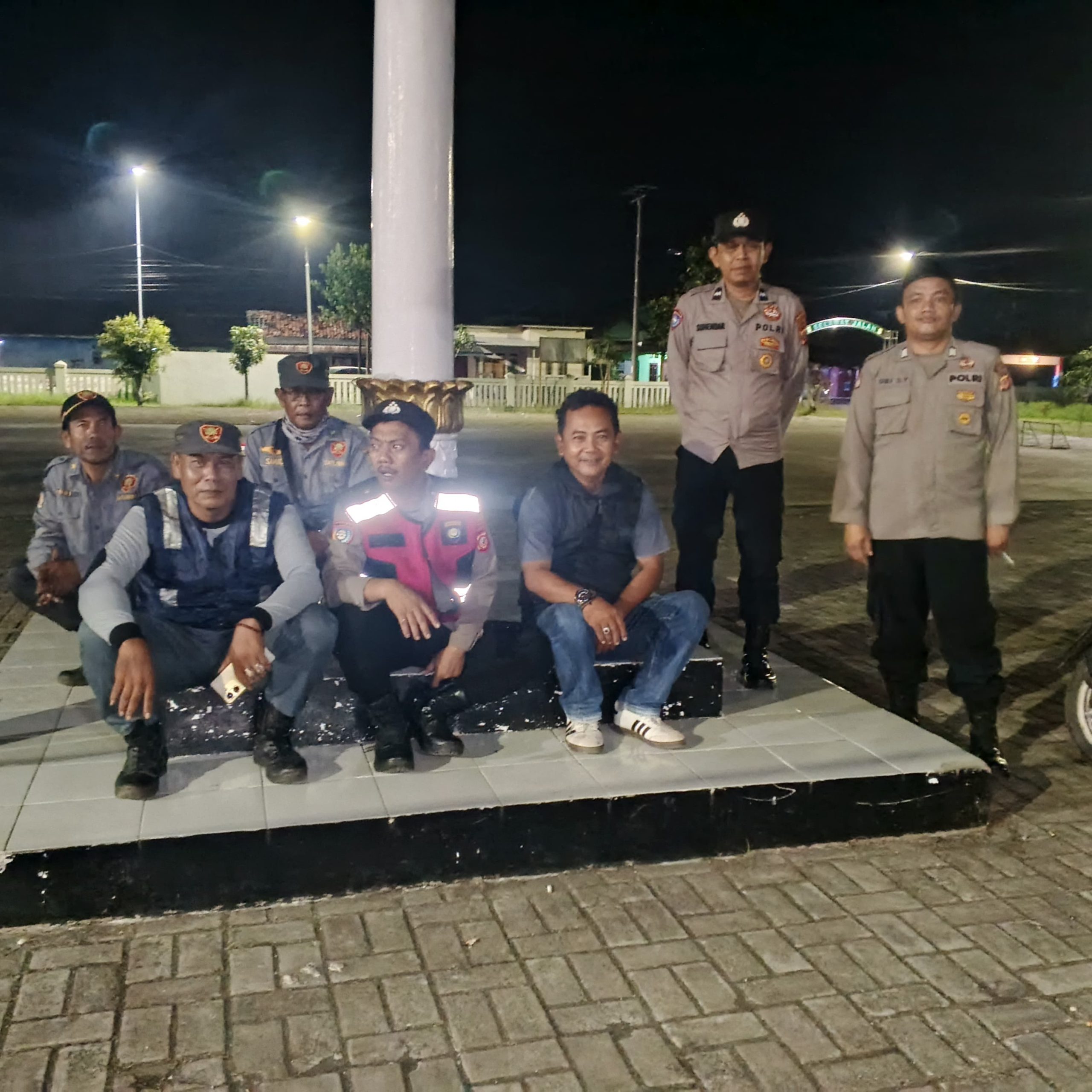 Personel TNI–Polri, Muspika Kecamatan Cilebar, Linmas, dan unsur Pemadam Kebakaran berfoto bersama usai pelaksanaan Apel Sinergitas dan Patroli Gabungan Malam Minggu di halaman Kecamatan Cilebar, Kabupaten Karawang, Sabtu (20/06/2026). Kegiatan tersebut dilakukan sebagai upaya antisipasi tawuran, penyalahgunaan narkoba, serta tindak kriminalitas 3C (Curas, Curat, dan Curanmor) guna menjaga situasi keamanan dan ketertiban masyarakat tetap aman dan kondusif. (Foto: Dok. Polsek Pedes)