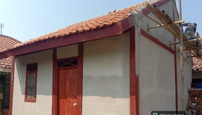 Kades Ucok Apresiasi Bupati Karawang dan Dinas PRKP, Dua Warga Desa Kalisari Terima Bantuan Rulahu