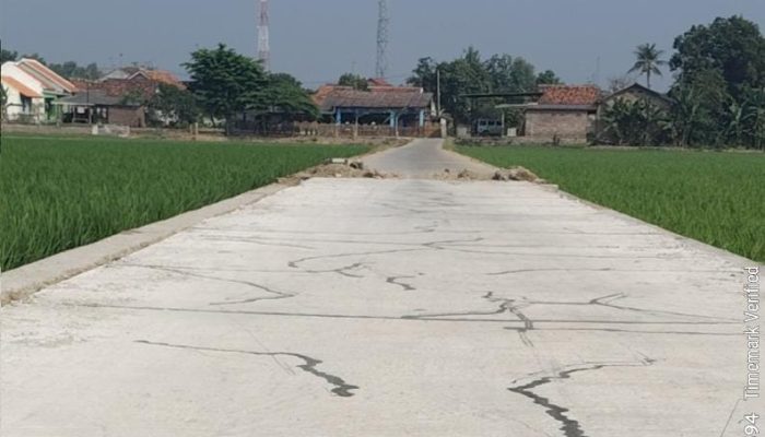 Hasil Proyek Peningkatan Jalan  Desa Parakan Mulya Retak Menyebar Usai Selesai Dibangun, Papan Proyek Juga Tidak Ada