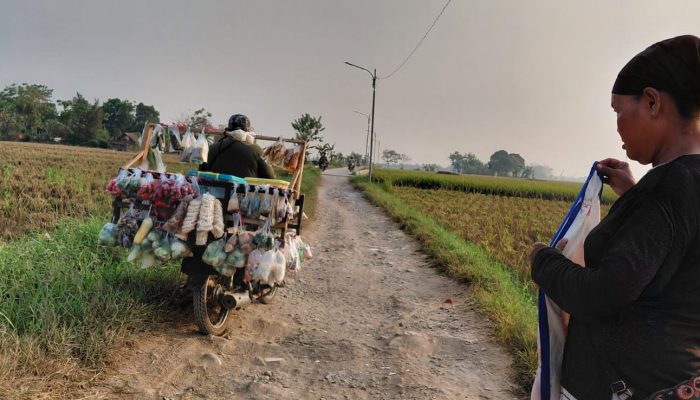 Jalan Penghubung Belendung–Cengkong Rusak, Warga Sebut Melintas Seperti Ujian Kesabaran