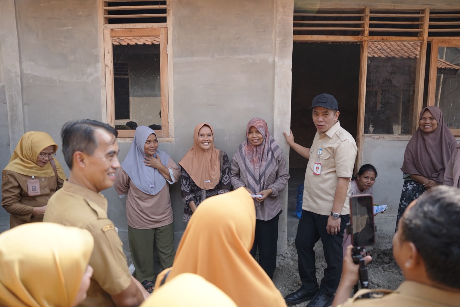 Caption : Bupati Karawang, H. Aep Syaepuloh, S.E., meninjau langsung kondisi rumah warga penerima Program Rehabilitasi Rumah Tidak Layak Huni (Rutilahu) di Kabupaten Karawang. Kunjungan tersebut merupakan wujud komitmen Pemerintah Kabupaten Karawang dalam memastikan program Rutilahu tepat sasaran guna meningkatkan kualitas hunian, kesejahteraan, dan taraf hidup masyarakat berpenghasilan rendah.