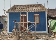 Caption : Kondisi rumah penerima manfaat Program Rumah Tidak Layak Huni (Rutilahu) Dinas PRKP Kabupaten Karawang di Dusun Bakan Buah, RT 01/RW 01, Kecamatan Rengasdengklok. Meski bangunan utama telah berdiri, pekerjaan diduga terhenti selama sekitar dua pekan karena material genteng belum dikirim, sehingga proses penyelesaian rumah belum dapat dilanjutkan. (Foto: sorotfakta.co.id)
