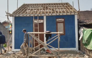 Caption : Kondisi rumah penerima manfaat Program Rumah Tidak Layak Huni (Rutilahu) Dinas PRKP Kabupaten Karawang di Dusun Bakan Buah, RT 01/RW 01, Kecamatan Rengasdengklok. Meski bangunan utama telah berdiri, pekerjaan diduga terhenti selama sekitar dua pekan karena material genteng belum dikirim, sehingga proses penyelesaian rumah belum dapat dilanjutkan. (Foto: sorotfakta.co.id)