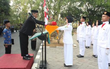 Diikuti Berbagai Elemen Masyarakat,Sekcam Tegalwaru Dalli Kusnadi.SE.MM, Pimpin Upacara HUT RI ke-81