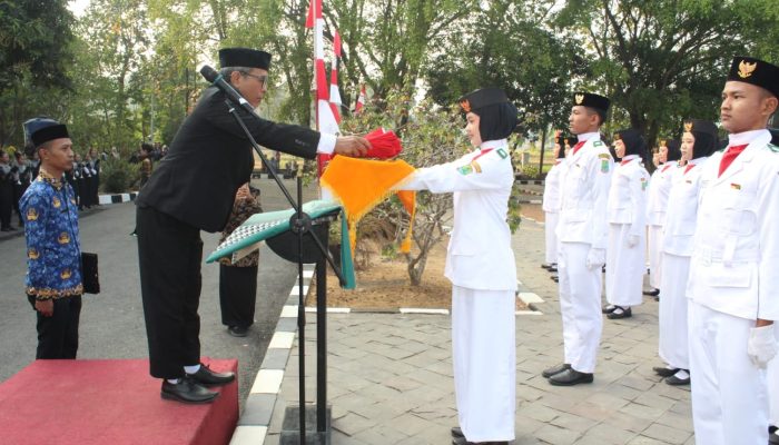 Diikuti Berbagai Elemen Masyarakat,Sekcam Tegalwaru Dalli Kusnadi.SE.MM, Pimpin Upacara HUT RI ke-81