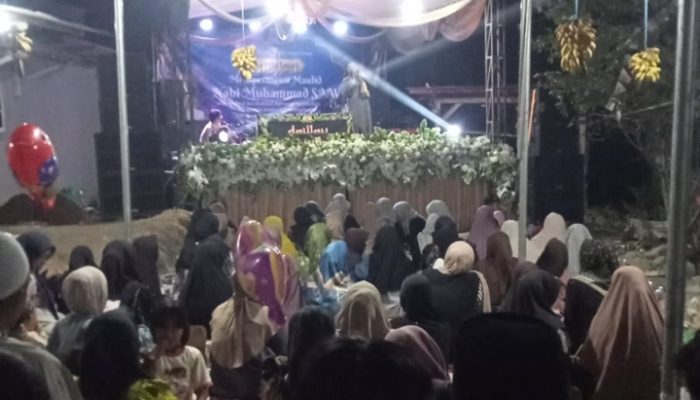 Warga Kampung Sirna Mulya Gelar Peringatan Maulid Nabi Di Depan Mesjid Nurul Iman  Dengan Tema Sirna Mulya Bersholawat.