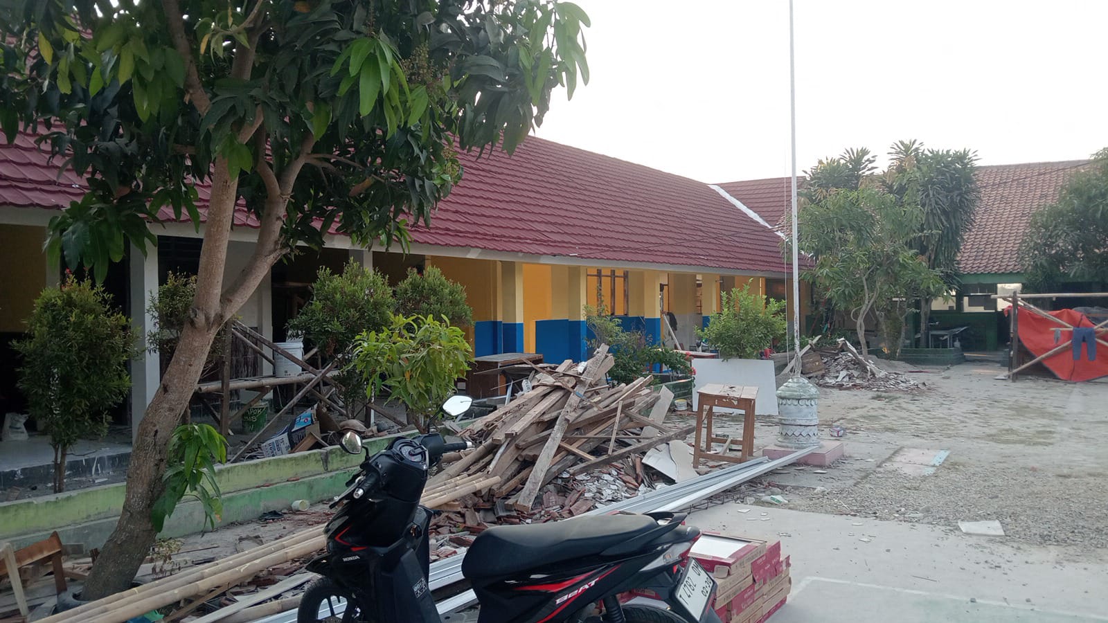 Caption : Tampak bangunan SDN Kutawargi II, Kecamatan Rawamerta, Kabupaten Karawang, yang tengah direvitalisasi. Hasil pengerjaan terlihat lebih rapi, bersih, dan menarik, dengan perpaduan warna kuning dan biru pada dinding serta pembaruan pada bagian lantai, kusen, dan jendela.