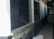 Diduga Tak Sesuai Spesifikasi, Proyek Rehabilitasi Kantor Kecamatan Banyusari Disorot Warga