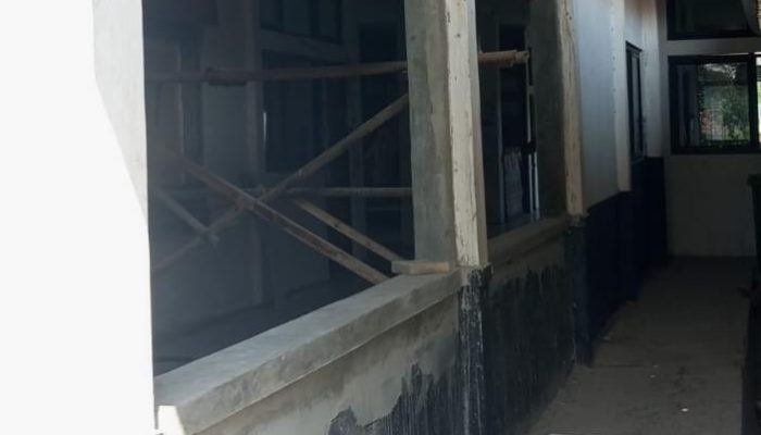 Diduga Tak Sesuai Spesifikasi, Proyek Rehabilitasi Kantor Kecamatan Banyusari Disorot Warga