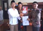 Puluhan Warga Tumpah Ruah Mengiringi Anung Nugraha Mendaftarkan Diri Sebagai Calon Kades Desa Kertasari Kecamatan Pangkalan.