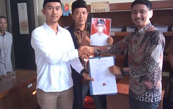 Puluhan Warga Tumpah Ruah Mengiringi Anung Nugraha Mendaftarkan Diri Sebagai Calon Kades Desa Kertasari Kecamatan Pangkalan.