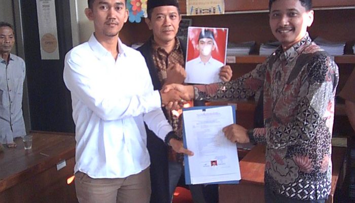 Puluhan Warga Tumpah Ruah Mengiringi Anung Nugraha Mendaftarkan Diri Sebagai Calon Kades Desa Kertasari Kecamatan Pangkalan.