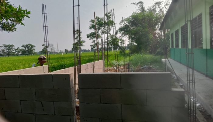 Dugaan Pelanggaran Spesifikasi dan Keterbukaan Informasi: Proyek Toilet SMPN 2 Jayakerta Berjalan Tanpa Papan Nama Proyek