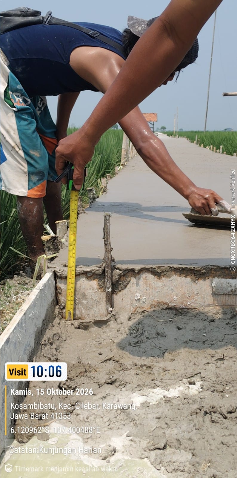Caption: Dokumentasi kroscek lapangan pembangunan Jalan Usaha Tani (JUT) di Desa Kosambibatu, Kecamatan Cilebar, Kabupaten Karawang, Kamis (15/10/2026). Pengukuran pada bagian tepi beton yang terbuka menunjukkan ketebalan sekitar 13 sentimeter. Hasil tersebut, perlu dicocokkan dengan spesifikasi teknis dalam dokumen kontrak untuk memastikan kesesuaian pelaksanaan pekerjaan. (Foto: Sorotfakta.co.id)