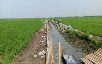 Proyek Turap Saluran OPLAH di Desa Lemahkarya Jadi Sorotan, Pekerja Diduga Abaikan K3 dan Papan Informasi Tak Terpasang
