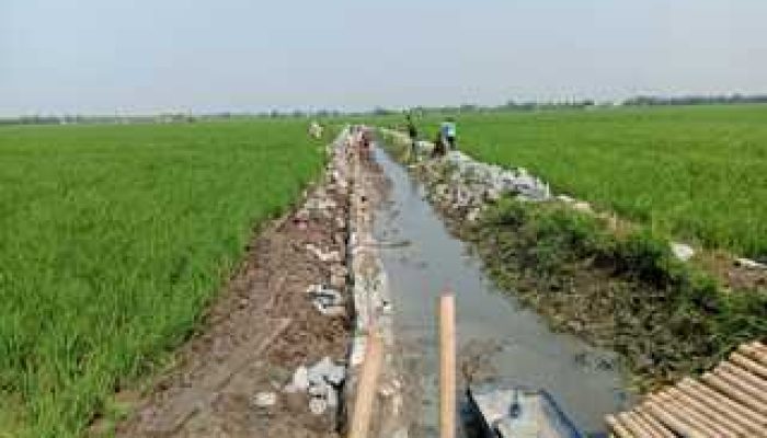 Proyek Turap Saluran OPLAH di Desa Lemahkarya Jadi Sorotan, Pekerja Diduga Abaikan K3 dan Papan Informasi Tak Terpasang
